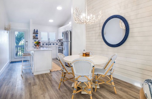 Captiva Apartment | 2 Elegant 2BR Villas by the Marina w/Direct Access to Boating Adventures