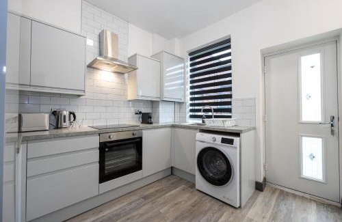 Offerton Apartment | 2 Ensuite Bed Home Near Shops