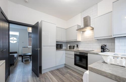 Offerton Apartment | 2 Ensuite Bed Home Near Shops