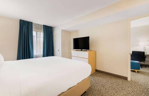 Arrowood Hotel | 2 Family-Friendly Suites w/Kitchen Perfect for Trips Near Charlotte Attractions