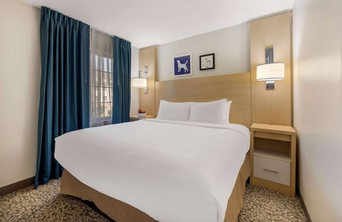 Arrowood Hotel | 2 Family-Friendly Suites w/Kitchen Perfect for Trips Near Charlotte Attractions