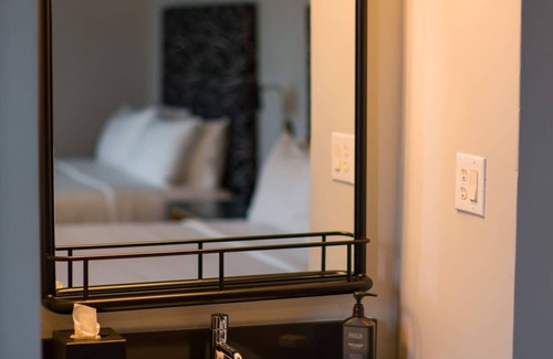 Downtown San Francisco Hotel | 2 Family-Friendly Units Cozy Room, Steps to Yerba Buena & Rooftop Pool in SF