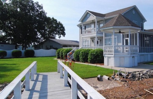 Gilbert House | 2 Family Lakefront Home on Big Water in Gilbert - Families & Pets Welcome