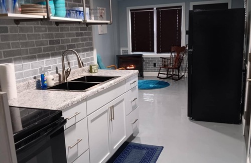 Carrollton Cottage | 2 fireplaces, fire pit @Leesville Lake 2 Private Bdrms NO Stairs 25% 3rd night