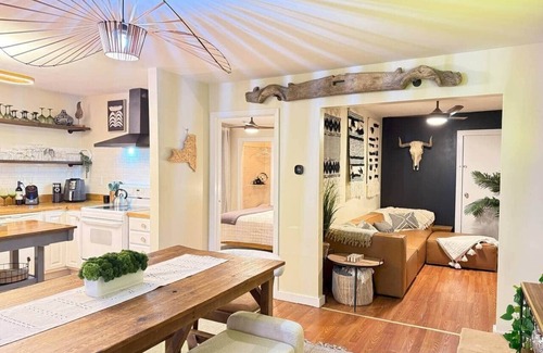 Hudson House | 2 FUN Apt w/2 Private Hot Tubs | 4BR, 2BA