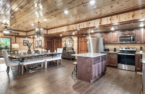 Caton Cabin | 2 Giant Luxury Cabins Sleeps 40 2 HotTubs 2 Pools