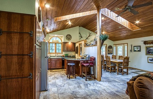 Hot Springs Village House | 2 Granada Way - HDTV, WIFI. A large, spacious luxury golf front home on Diamante