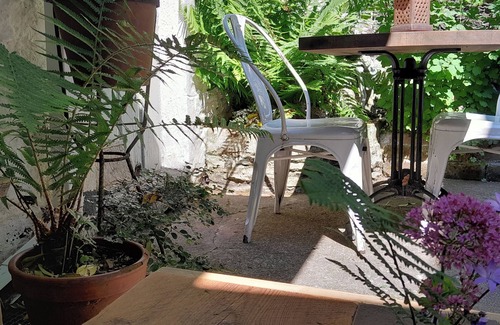 Calstock Apartment | 2 Guests - Free Parking - Studio Private Courtyard