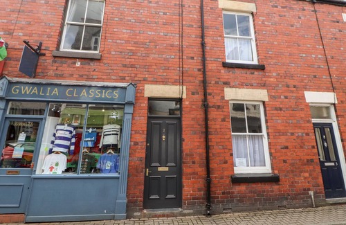 Llangollen Cottage | 2 GWALIA TERRACE, pet friendly, with a garden in Llangollen