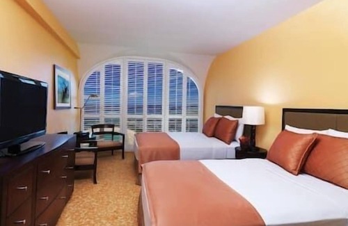 Waikiki Resort | 2 Hilton Grand Vacation Club Hawiaan Village Resort, Beachfront