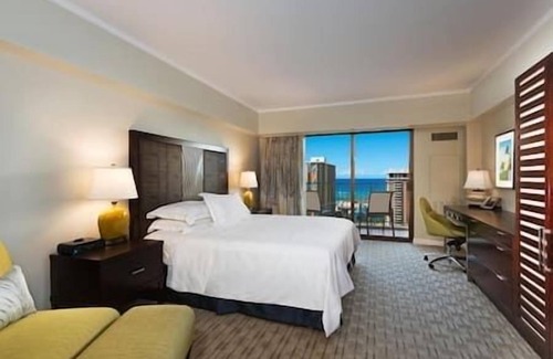 Waikiki Resort | 2 Hilton Grand Vacation Club Hawiaan Village Resort, Beachfront