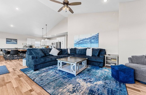 Branson House | 2 Homes 1mi to SDC Sleeps 56 Pools Sauna Hot Tubs
