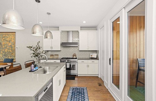 Eighth Avenue House | 2 Homes Downtown Great for Big Groups!