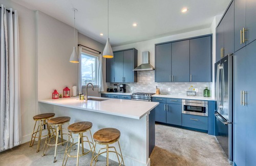 Galindo House | 2 Homes in 1! Centrally located near SoCo
