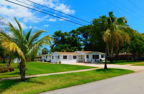 Pompano Beach House | 2 HOMES Side By Side, 8Bedroom,6.5 Bath,14Bed, Huge! Sand Volleyball, Crew, Team