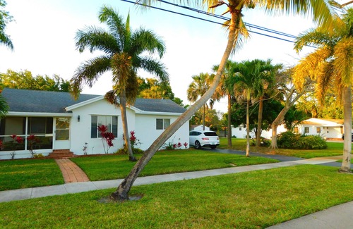 Pompano Beach House | 2 HOMES Side By Side, 8Bedroom,6.5 Bath,14Bed, Huge! Sand Volleyball, Crew, Team