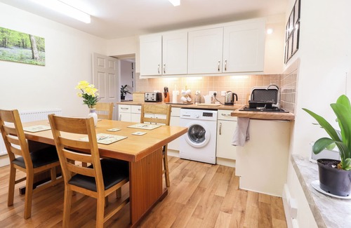 Corris Apartment | 2 ISYGRAIG, pet friendly, country holiday cottage in Corris