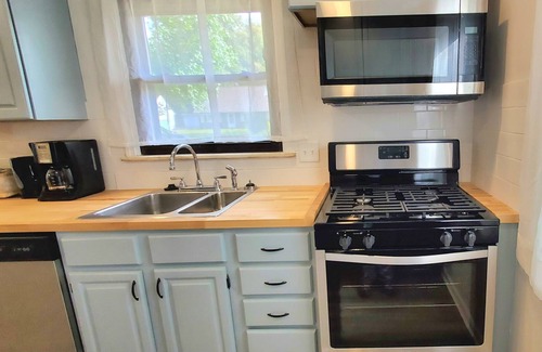 Richmond Heights House | 2 KING 3 QUEEN BEDS. Spacious. Quiet Neighborhood