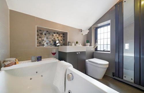 Brunel House | 2 King 4 Singles 2 Sofa Beds Driveway Parking x 3 Private Garden Decking