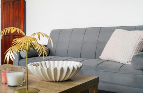 Brunel House | 2 King 4 Singles 2 Sofa Beds Driveway Parking x 3 Private Garden Decking