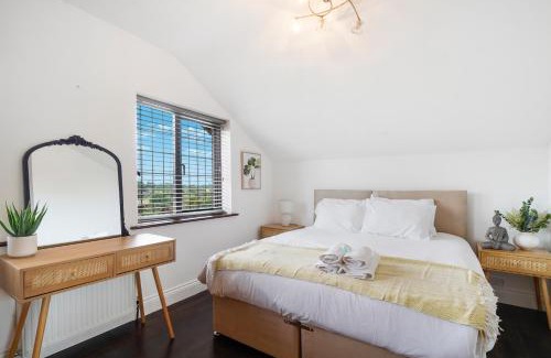 Brunel House | 2 King 4 Singles 2 Sofa Beds Driveway Parking x 3 Private Garden Decking