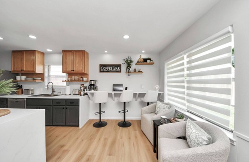 Barker House | 2 King Beds I Coffee Bar/Lounge I SUPER Fast WiFi