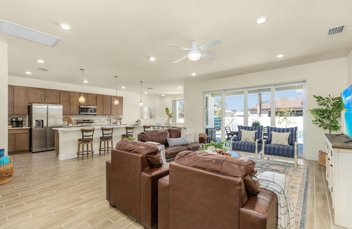 Trafalgar House | 2 King Beds - Outdoor Kitchen - Waterfall Pool - New & Modern