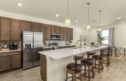 Trafalgar House | 2 King Beds - Outdoor Kitchen - Waterfall Pool - New & Modern
