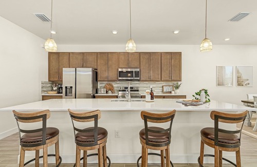 Trafalgar House | 2 King Beds - Outdoor Kitchen - Waterfall Pool - New & Modern