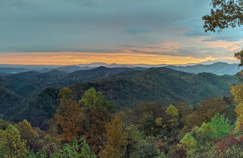 Gatlinburg - Pigeon Forge Cabin | 2 king beds, stunning mountain views, 4 spacious decks, private back deck, court