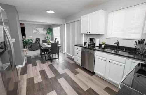 Independence House | 2 King beds; The Sunset house/4bd/2 1/2 baths
