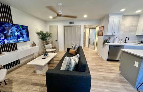 East Ocean View Apartment | 2 King Beds - Top Floor End Unit 10