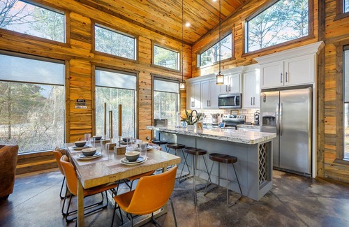 Hochatown Cabin | 2 Kings, Playset, Hot Tub & Games in Hochatown