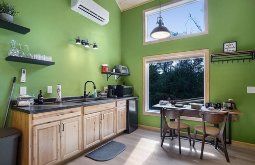 Ashland Cabin | 2 Level Cabin w/Hot Tub & Fireplace. 1.5 Bathrooms, 2 Queen Beds. Pet Friendly!