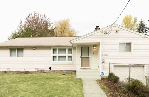 SeaTac House | 2 LG BD, In a private home, close to the Airport/Boeing