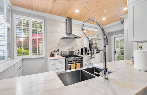 Palm Beach - West Palm Beach Villa | 2 Mansions! with Pool & Garden & BBQ & Sleeps 22 + 8 Bedrooms!