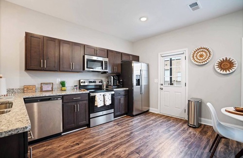 Clarksville Apartment | 2 Master BRs/Wi-Fi/Selfie Wall/Western/W/D/40 min from Nashville