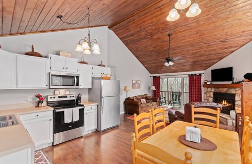 Maggie Valley House | 2 Master Suites - Hot Tub - Porch - Fire Pit - Wi-Fi - Clean - Cozy - 5 Stars!
