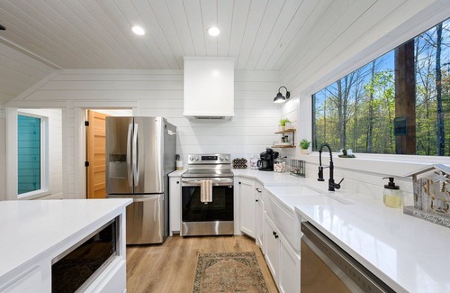 Broken Bow Cabin | 2 Master Suites | Heated Pool | Dogs Welcome