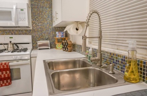 Indio House | 2 mi from Festivals, 2 Cozy King Beds, Wifi, Full Kitchen & Washer/Dryer!