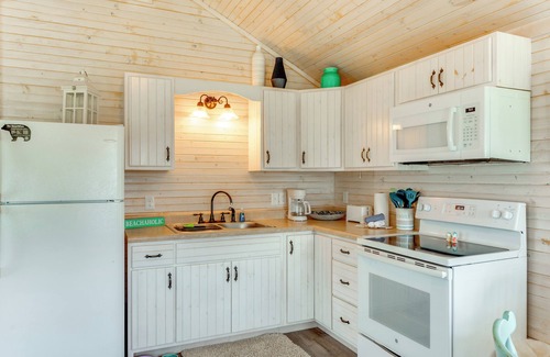 Carrabelle House | 2 Mi to Carrabelle Beach: Home w/Yard & Porch