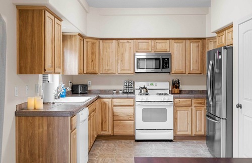 Larkspur House | 2 Mi to Downtown: Bend Getaway w/Patio!