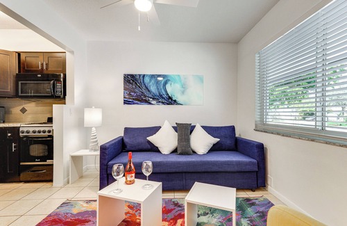 Hallandale Beach Condo | 2 Mi to Dtwn Hollywood: Vibrant Pet-Friendly Condo