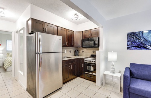 Hallandale Beach Condo | 2 Mi to Dtwn Hollywood: Vibrant Pet-Friendly Condo