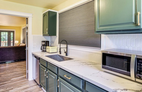 Hilltop House | 2 Mi to Dtwn Tacoma: Charming Home w/Deck & Yard!