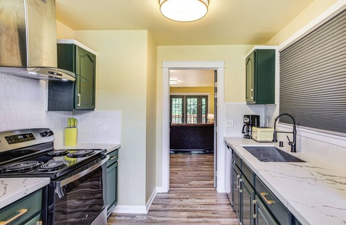 Hilltop House | 2 Mi to Dtwn Tacoma: Charming Home w/Deck & Yard!