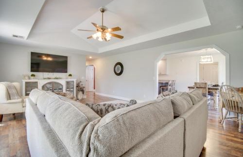 Grove House | 2 Mi to Grand Lake Grove Home with Fenced-In Yard