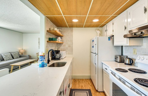 Holiday Isle Condo | 2 Mi to HarborWalk Village: Cozy Condo w/Balcony