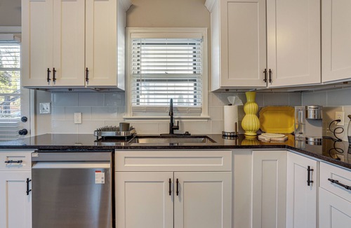 Piedmont Heights Apartment | 2 Mi to Midtown: Chic Apartment in Atlanta!