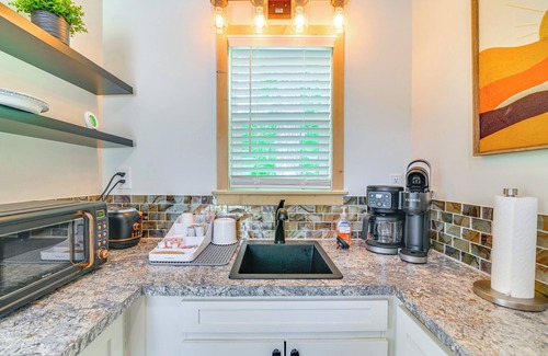 Starkville House | 2 Mi to MSU: Tiny Home w/Furnished Deck!